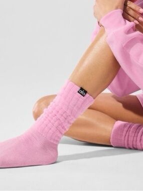 Alo Unisex Scrunch Socks in Sweet Pink
Size M